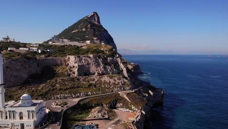 König-Fahad-Bin-Abdulaziz-Al-saud-Moschee-Am-Europa-Point-Mit-Dem-Rock-Mountain-Hintergrund-In-Gibraltar