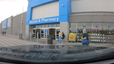 Pov-Während-Der-Fahrt-Durch-Einen-Walmart-Parkplatz-An-Einem-Bewölkten-Nachmittag