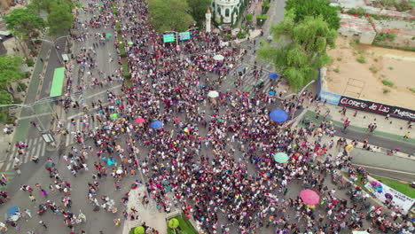 Luftbild-Von-Oben-Auf-Die-Menschenmassen-Der-Pride-Parade-In-Mexiko,-Die-Am-25.-Juni-2022-Den-Paseo-De-La-Reforma-Entlang-Gehen
