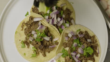 Exprime-Limón-Sobre-Los-Tacos.-Comida-Mexicana.