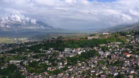 Vista-De-Pájaro-Del-Paisaje-Montañoso-Con-La-Ciudad-En-El-Valle