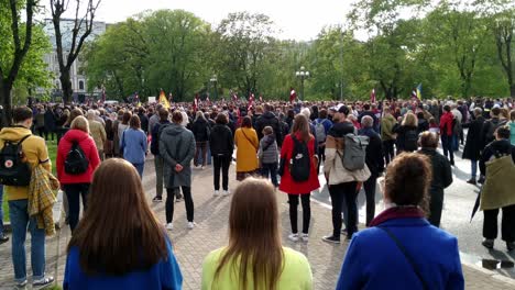 Menschenmenge-Gegen-Sowjetisches-Symbol-In-Riga,-Protestmarsch