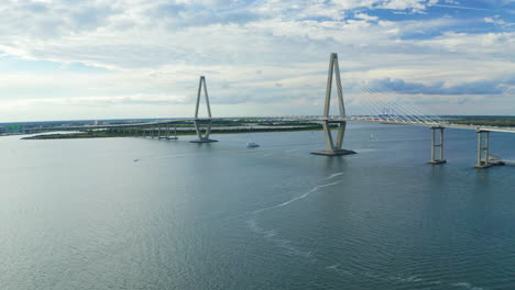 Drohne-Umkreist-Links-Neben-Der-Cooper-River-Bridge-In-Charleston,-South-Carolina