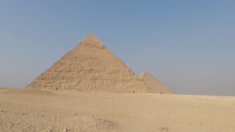 Vista-De-La-Pirámide-De-Khafre-Ubicada-En-La-Meseta-De-Giza-En-Egipto