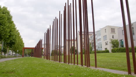 Gedenkstätte-Berliner-Mauer-An-Der-Bernauer-Straße-Mit-Symbolischen-Stangen-Als-Grenze