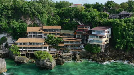 Verkleinern-Luftaufnahme-Eines-Tropischen-Hotels-Am-Wasser-Auf-Einer-Klippe-In-Uluwatu-Bali-Mit-Türkisfarbenem-Ozean
