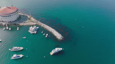 Aerial-Shot-of-Catalina-Island,-Boats-on-Sparkling-Ocean-Water,-Drone-Perspective-of-Boats-in-Turquoise-Blue-Harbor