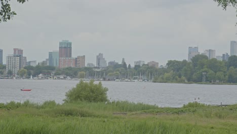 Statische-Ansicht-Der-Skyline-Von-Rotterdam-Vom-Kralingse-Bos-In-Den-Niederlanden-Aus-Gesehen