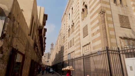 Backstreet-Aktivität-Und-Blick-Auf-Die-Kunstvolle-Architektur-Der-Al-Azhar-Moschee