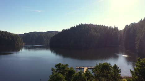 Beautiful-Eel-Lake-in-Oregon.-Slow-drone-ascend