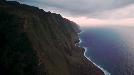 Epischer-Drohnenblick-Auf-Steile-Klippen-Entlang-Der-Küste-Von-Madeira,-Ponta-Da-Ladeira