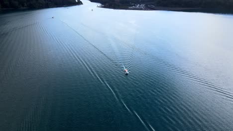 Luftbahn-Eines-Einsamen-Bootes-Im-See-Von-Todos-Los-Santos,-Südchile
