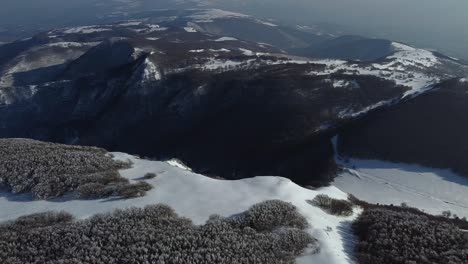 Schneebedeckte-Alpine-Berglandschaft-Aus-Der-Luft,-Landschaftliche-Naturaufnahmen-Von-Drohnen,-Unerforschte-Abgelegene-Gebiete-Der-Mutter-Erde