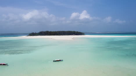 Touristenboote,-Die-In-Flachen-Tropischen-Gewässern-Des-Mnemba-Atolls-Ankern