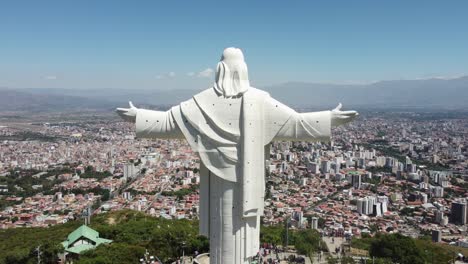 Cristo-de-la-Concordia-Jesus-statue-in-bolivia-pull-back-aerial-reveal-over-city