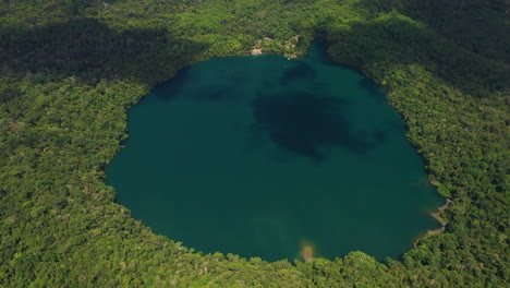Lake-Eacham-extinct-volcanic-crater-lake-in-the-Atherton-Tablelands-Queensland