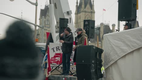 Freedom-Convoy-Protesta-2022-En-Ottawa-Con-Personas-En-El-Escenario-Hablando