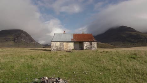 Un-Antiguo-Refugio-De-Botha-Abandonado-En-Una-Remota-Costa-De-Playa-En-La-Isla-De-Skye-Escocia