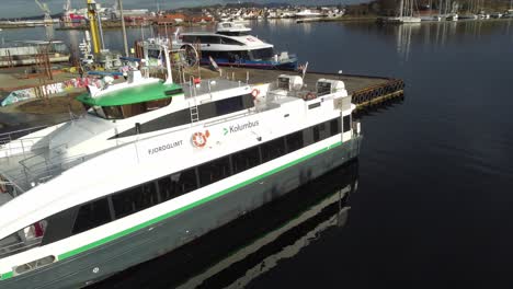 El-Barco-Exprés-De-Pasajeros-De-Alta-Velocidad-Llamado-Fjordglimt-De-Norled-Company-Se-Encuentra-Junto-Al-Muelle-En-Stavanger,-Noruega---Antena