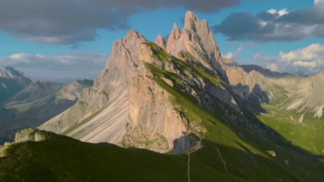 Vibrante-Majestuoso-Tirol-Del-Sur-Pico-Rural-Verde-Montaña-Pasto-Pendiente-Vista-Aérea