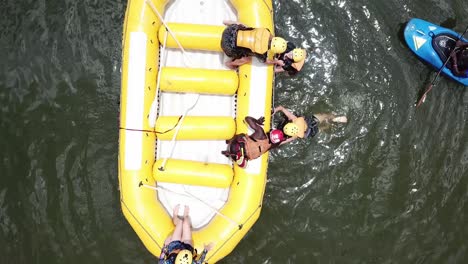 Rafting-instructor-helping-tourists-to-board-the-rafting-boat