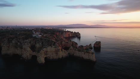 Schöner-Sonnenaufgang-über-Der-Küste-Portugals