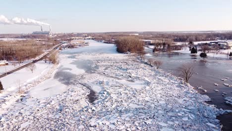 Eisblockade-Im-Vordergrund-Auf-Dem-Fluss-Rosinen-Von-Monroe-City,-Michigan,-USA,-Mit-Blick-Auf-Das-Kohlekraftwerk-Monroe