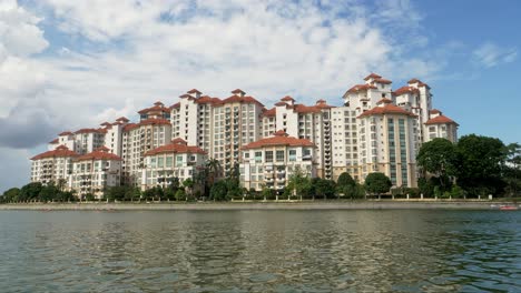 Large-upscale-real-estate-condominium-in-Singapore