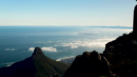 Vista-Desde-La-Montaña-De-La-Mesa-Sobre-La-Cabeza-De-León-En-Ciudad-Del-Cabo,-Sudáfrica