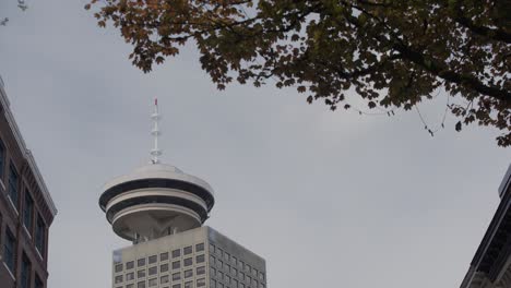 Nahaufnahme-Des-Wolkenkratzers-Im-Hafenzentrum-Und-Des-Aussichtsrestaurants-Vancouver-Mit-360-Grad-Aussichtsplattform,-British-Columbia,-Kanada