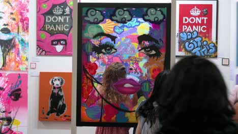 Los-Compradores-Miran-Las-Pinturas-A-La-Venta-Durante-Una-Feria-De-Arte-Contemporáneo-Abierta-Al-Público