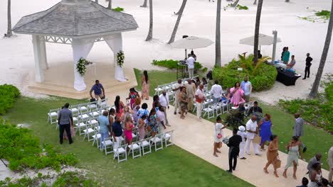 Afroamerikanische-Gäste-Bei-Der-Hochzeit-Im-Tropischen-Karibischen-Resort