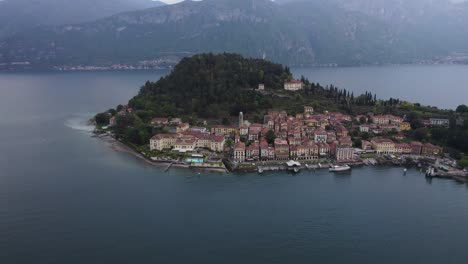 Parco-di-Villa-Serbelloni-Headland-At-Bellagio-Town-Overlooking-Lake-Como,-Piazza-Della-Chiesa,-Italy