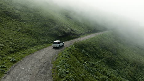 Nebelwolken,-Die-Den-Tskhratskaro-Pass-Mit-Einem-Fahrenden-Fahrzeug-In-Georgien-Bedecken