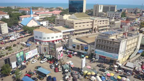 Menschenmenge-Und-Autos-Auf-Dem-Accra-Central-Market-_14