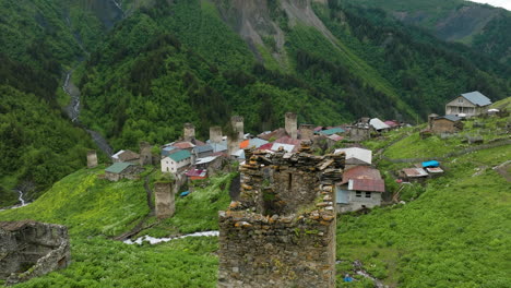 Fliegen-Sie-über-Historische-Turmruinen-Im-Bergdorf-Adishi-In-Der-Region-Swanetien-In-Georgien