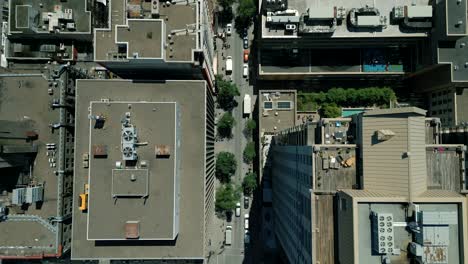 4k-Filmische-Urbane-Drohnenaufnahmen-Einer-Luftaufnahme,-Die-über-Gebäude-Und-Boulevards-Mitten-In-Der-Innenstadt-Von-Montreal,-Quebec,-An-Einem-Sonnigen-Tag-Fliegt-Und-Aus-Der-Vogelperspektive-Nach-Unten-Blickt