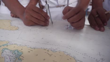 Studentenstudium-Navigationsschiffskarte-Zum-Erstellen-Einer-Segelroute