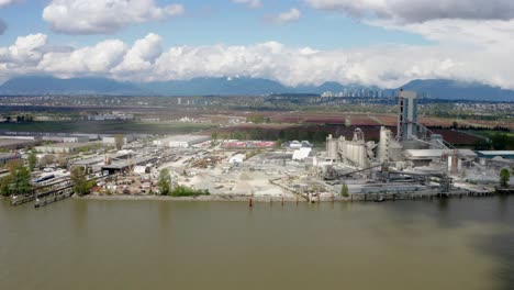 Fábrica-De-Cemento-En-La-Zona-Industrial-A-Orillas-Del-Río-Fraser-En-Richmond,-Bc,-Canadá