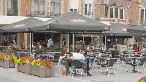 Menschen,-Die-Vor-Einer-Bar-Im-Stadtzentrum-Von-Tournai-Trinken---Alter-Marktplatz-Aux-Poteries---Belgien