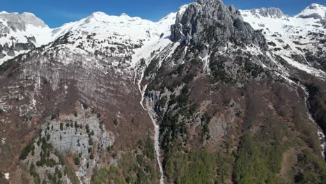 Altos-Picos-De-Los-Alpes-Cubiertos-De-Nieve-Blanca-En-Un-Soleado-Día-De-Primavera