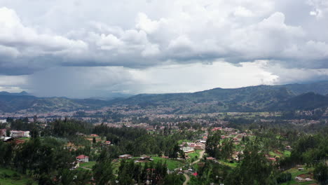 Vista-Aérea-De-La-Ciudad-De-Cuenca-Con-Vistas-A-La-Montaña-Durante-El-Día-En-La-Provincia-De-Azuay,-Ecuador
