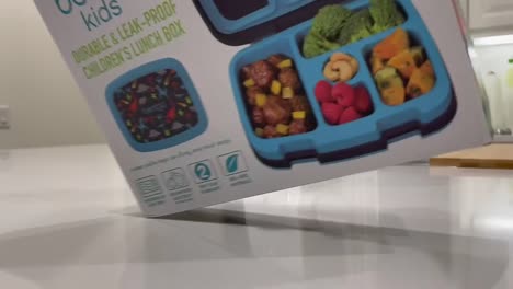 Bentgo-Kids-Ist-Ein-Beliebter-Lunchbox-Organizer-Für-Kinder,-Die-Das-Mittagessen-Von-Zu-Hause-Aus-Einpacken