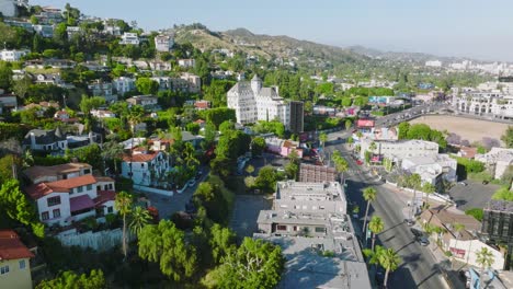 Drohnenschuss,-Der-An-Einem-Sonnigen-Kalifornischen-Tag-In-Richtung-Des-Wunderschönen-Chateau-Marmont-In-Den-West-Hollywood-Hills-Fliegt
