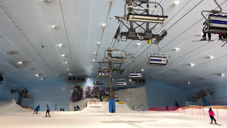 Ski-Dubai-Pista-De-Esquí-Cubierta-Y-Centro-De-Invierno,-Vista-Interior-De-La-Parte-Superior-De-La-Pista