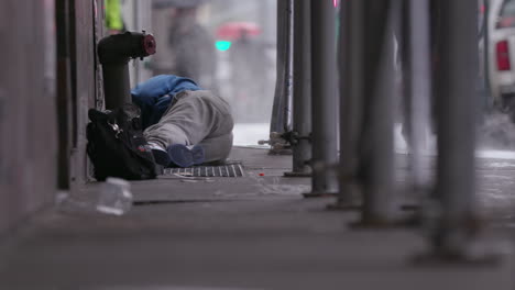 Obdachloser,-Der-Auf-Der-Straße-Schläft