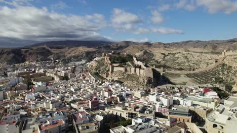 Luftaufnahme-über-Das-Stadtbild,-In-Richtung-Der-Burg-Muralla-De-Jairán-In-Almeria,-Spanien---Kreisend,-Drohne-Erschossen