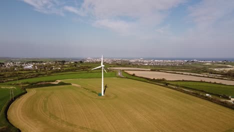 Windkraftanlage-Inmitten-Einer-Grünen-Landschaft-In-Großbritannien-2