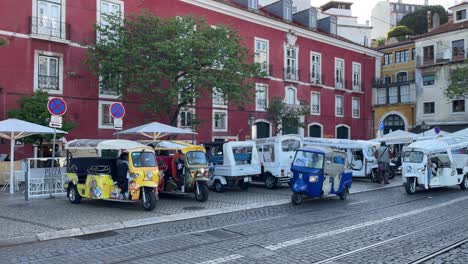 Tuk-Tuk-drivers-waiting-for-customers-and-tourists,-Lisbon