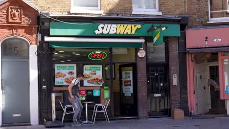 Farringdon-London-Großbritannien-Juli-2022-Aufnahme-Des-Subway-Sandwich-kettenladens